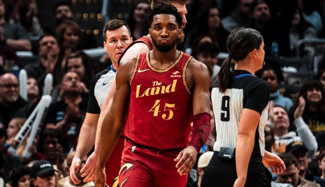 DONOVAN MITCHELL DURANTE UN JUEGO CON LOS CAVALIERS EN LA NBA