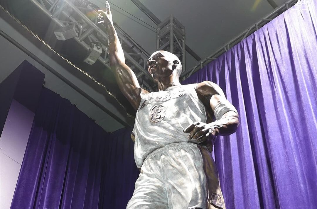 FOTOGRAFÍA DE LA ESTATUA DE KOBE BRYANT AFUERA DEL ESTADIO DE LOS LAKERS, EL CRYPTO.COM ARENA