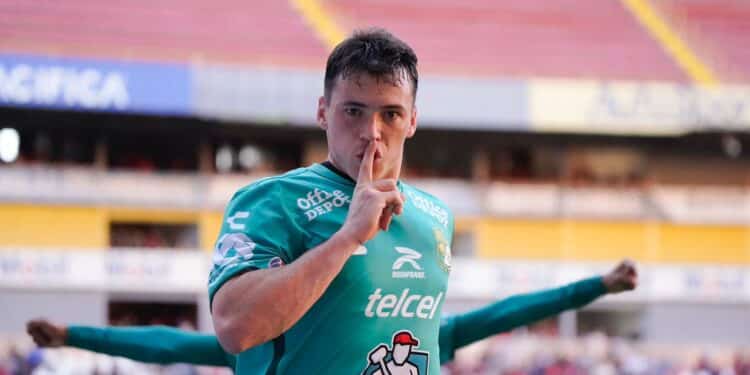 Federico Viñas festeja gol con el Club León.