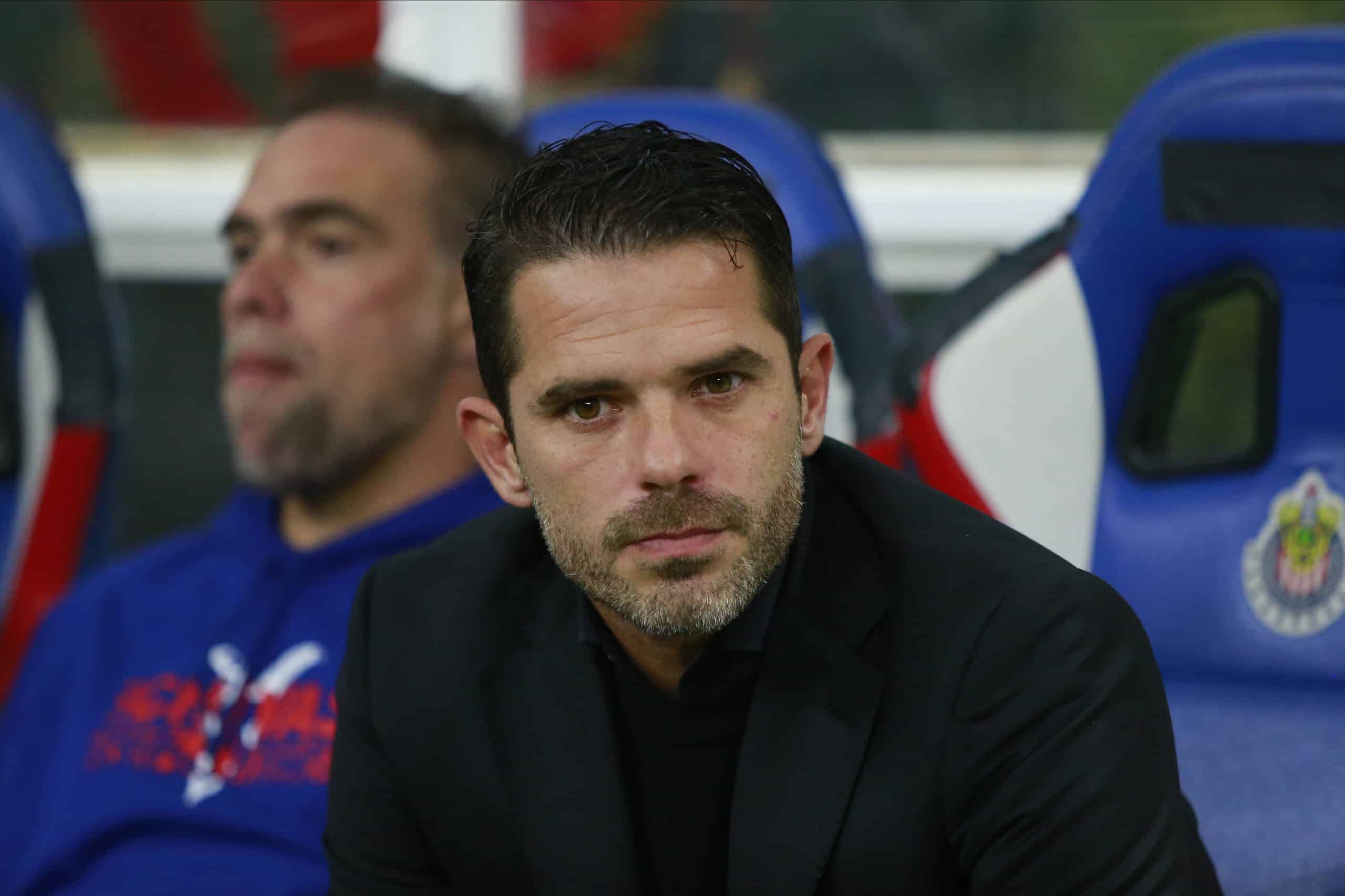 Fernando Gago en el banquillo de Chivas en duelo ante Necaxa en la fecha 9.