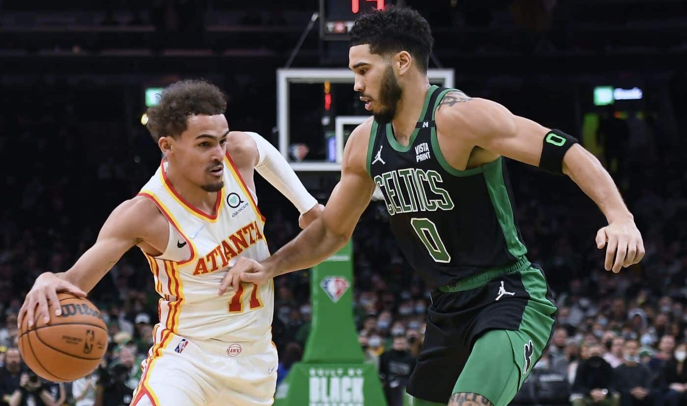 TRAE YOUNG DE LOS HAWKS DEFENDIDO POR JAYSON TATUM DE LOS CELTICS