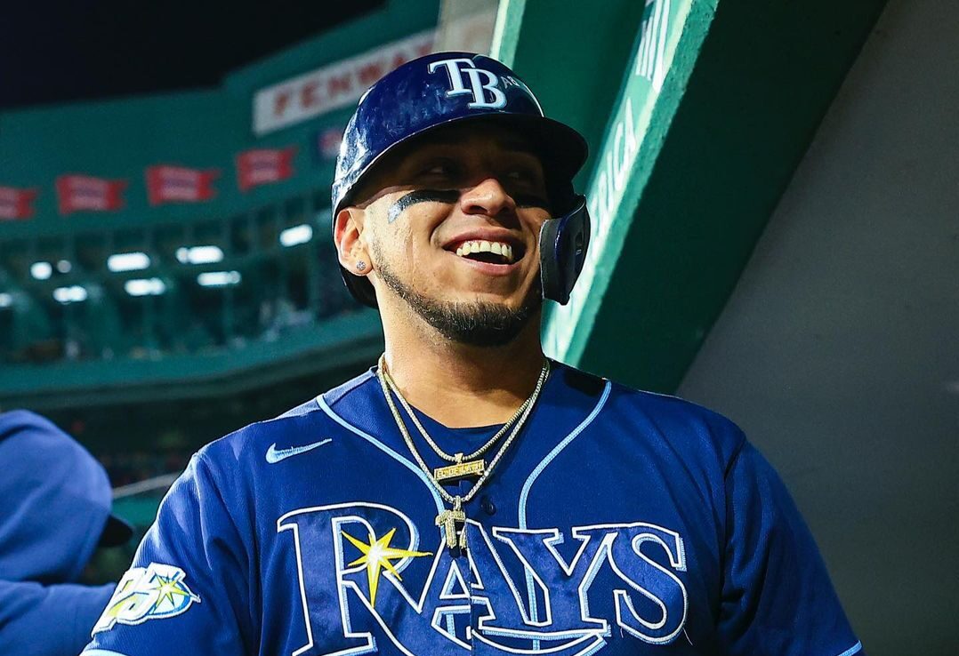 ISAAC PAREDES FESTEJA CON LOS TAMPA BAY RAYS