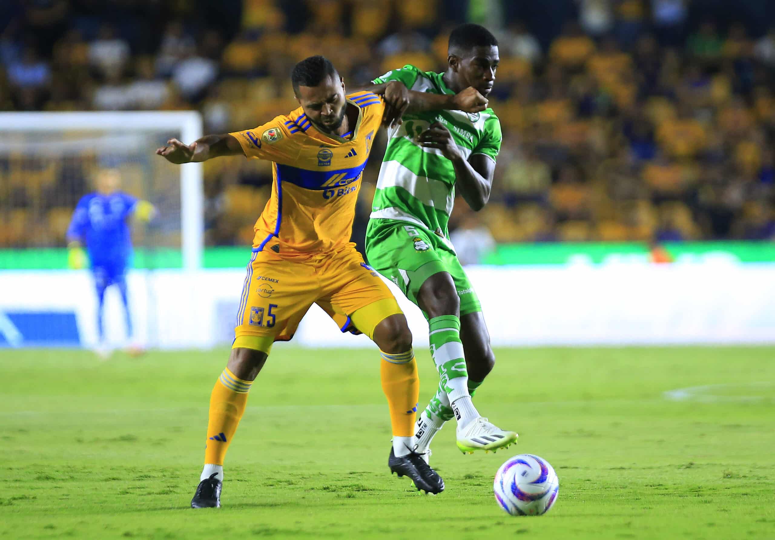 Rafael De Souza Carioca (I) del Tigres y Félix Eduardo Torres (D) del Santos durante la Jornada 5 del Torneo Apertura 2023.