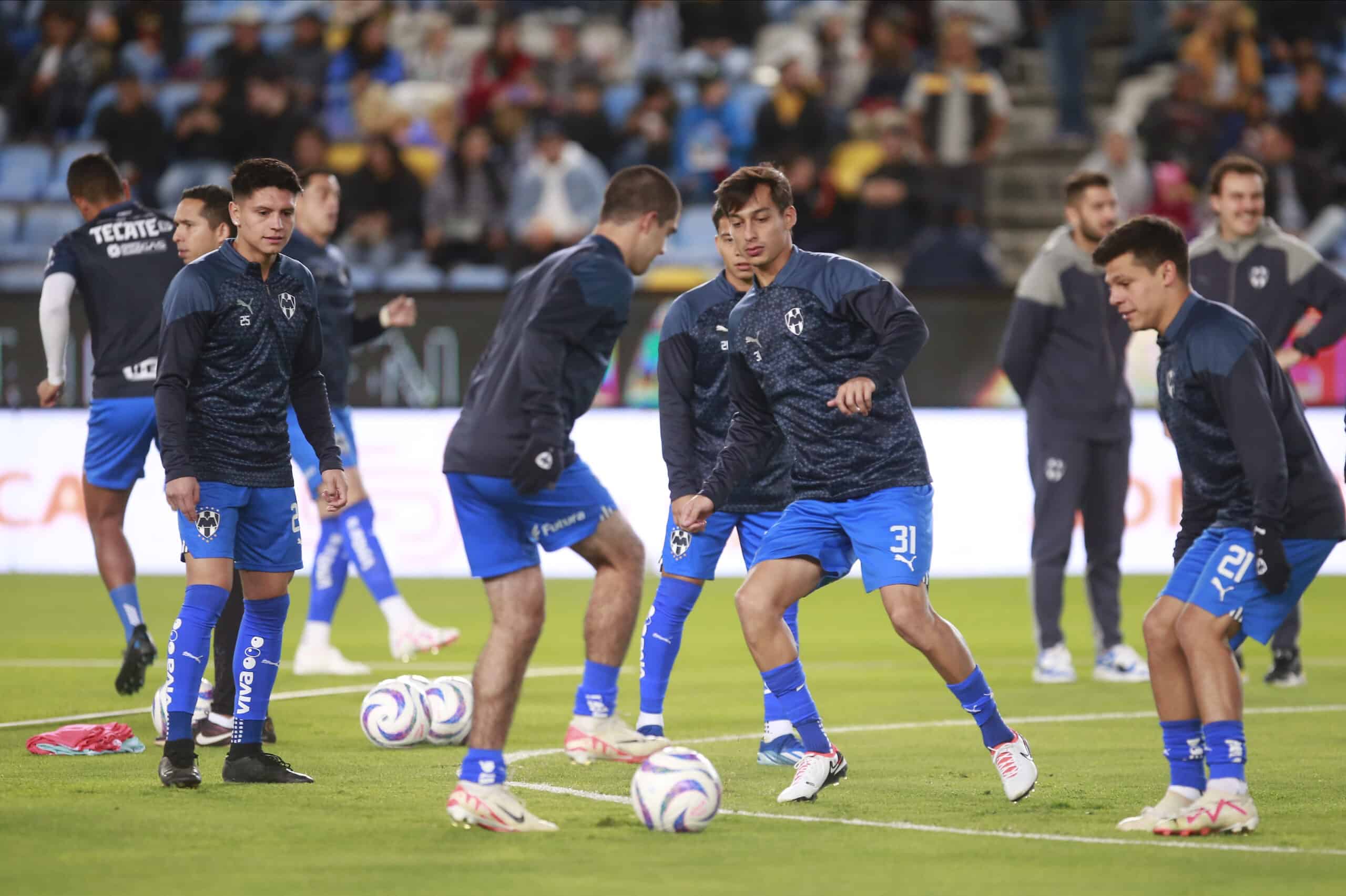 Jugadores del Monterrey en el calentamiento previo durante el juego de la jornada 16 del Torneo Apertura 2023.