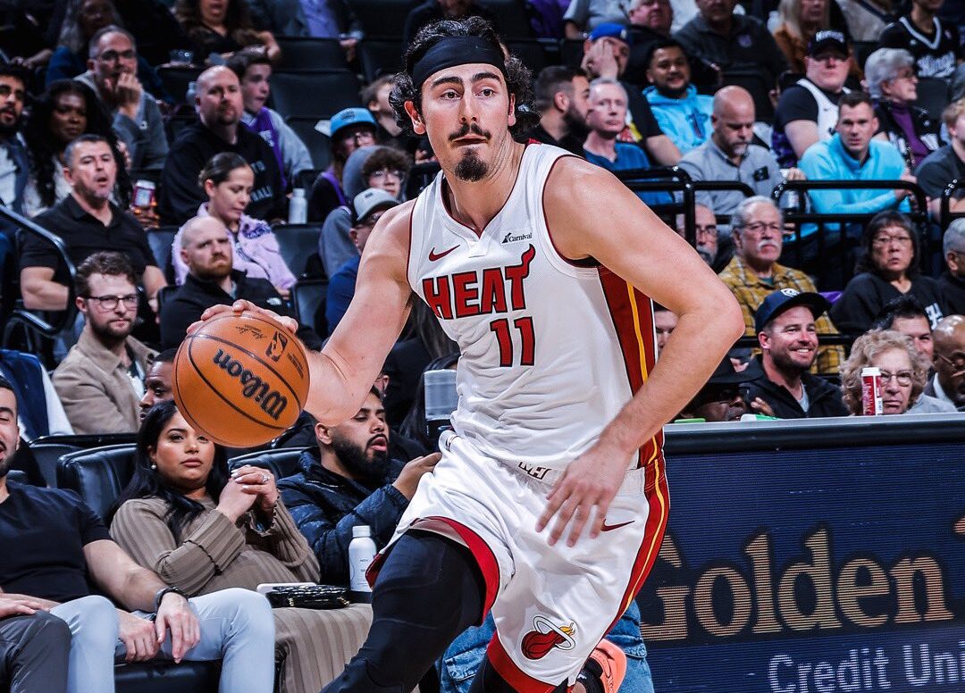 JAIME JÁQUEZ JR ATACA LA CANASTA CON EL MIAMI HEAT