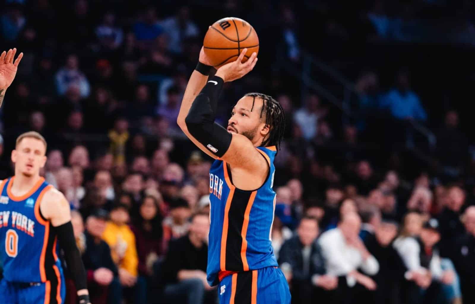 JALEN BRUNSON LANZA UN TRIPLE PARA LOS KNICKS EN LA NBA