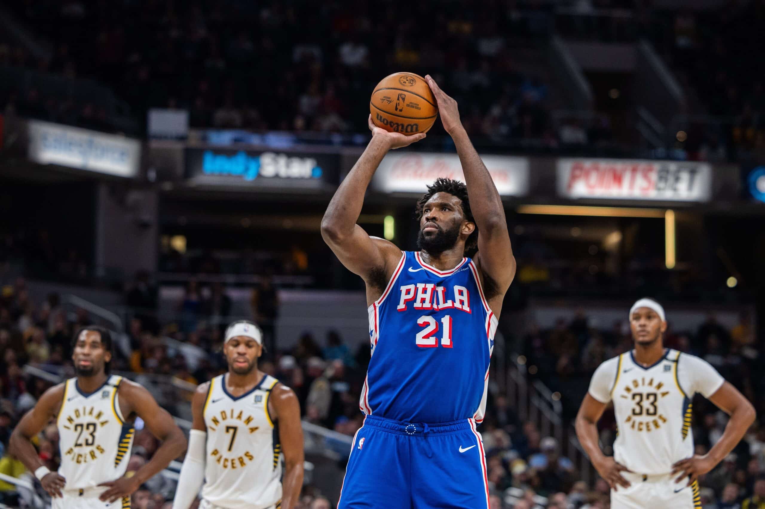 JOEL EMBIID REALIZA UN TIRO LIBRE PARA LOS SIXERS EN LA NBA ANTE LOS PACERS