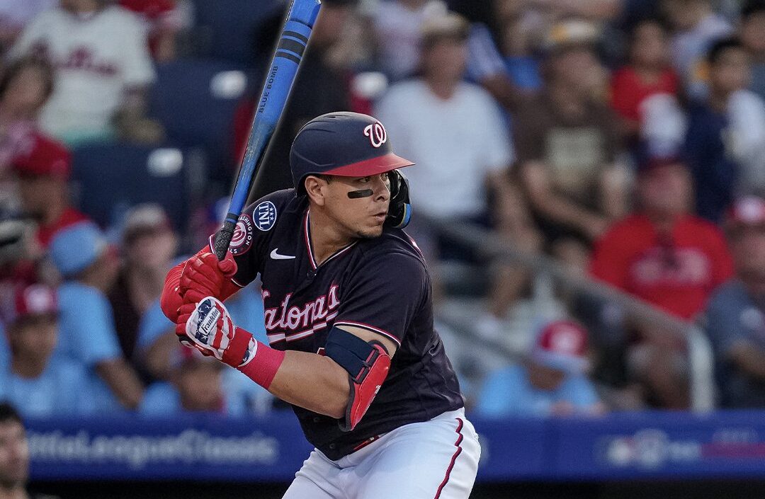 JOEY MENESES SE PREPARA PARA HACER UN SWING CON LOS NATIONALS
