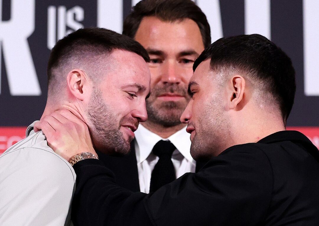 JOSH TAYLOR A LA IZQUIERDA Y JACK CATTERALL TOMANDO DEL CUELLO A TAYLOR A LA IZQUIERDA