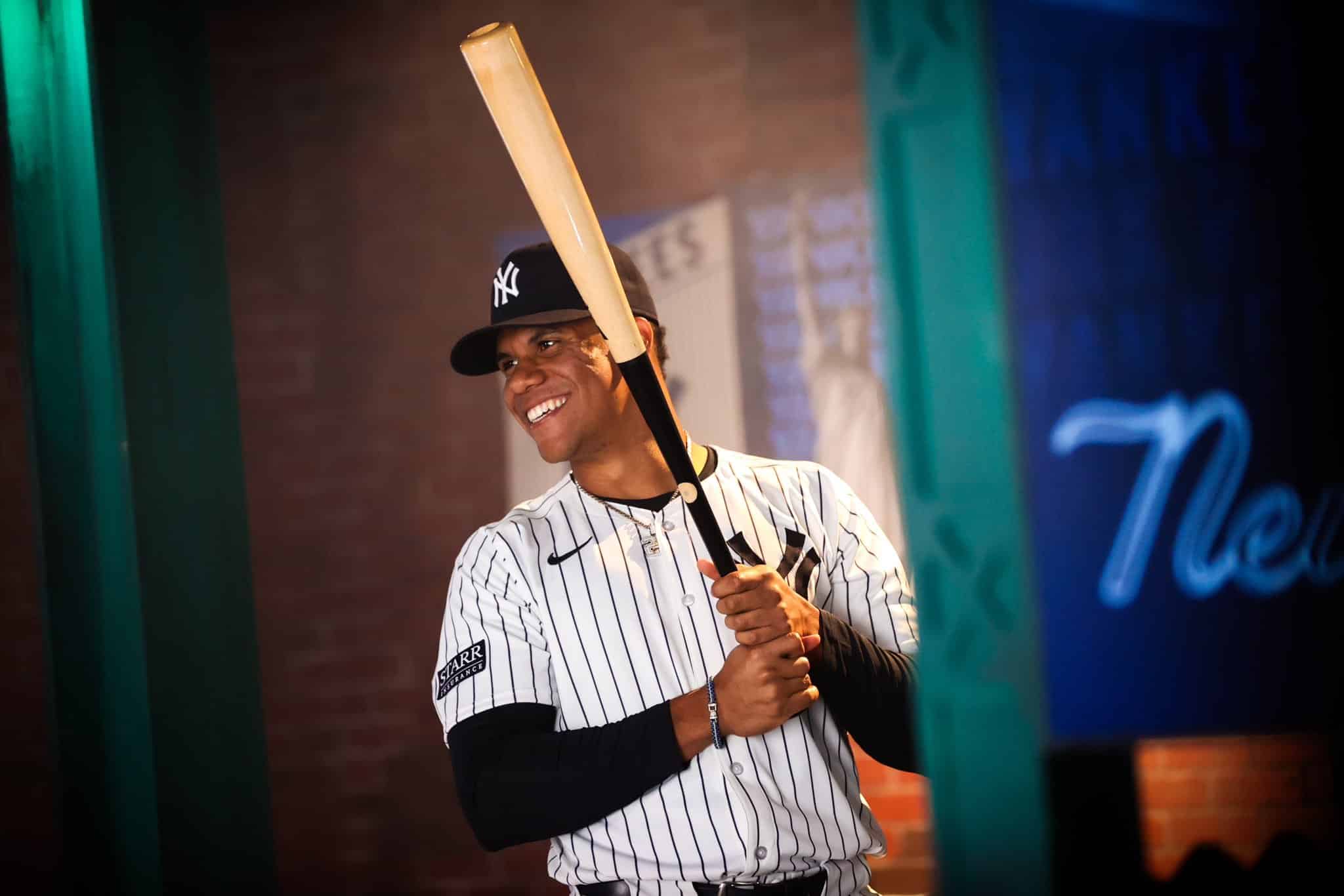 JUAN SOTO POSA PARA LA FOTO CON LOS YANKEES