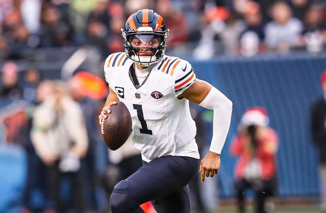 JUSTIN FIELDS CORRE PARA LOS CHICAGO BEARS EN LA NFL