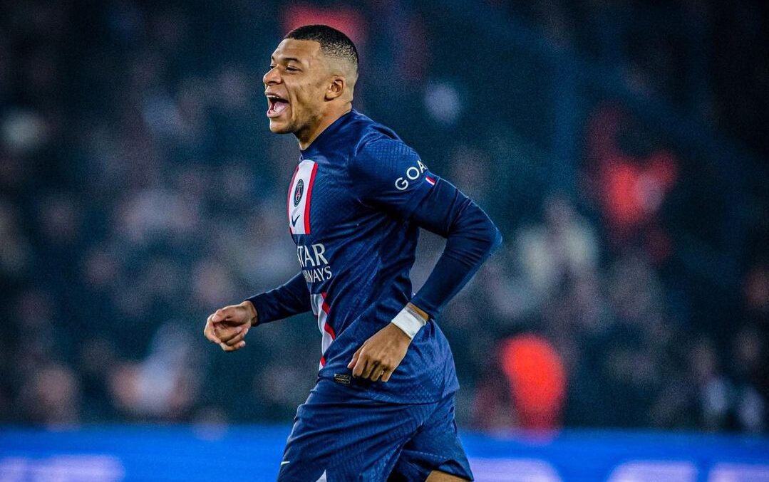 KYLIAN MBAPPÉ FESTEJA UN GOL CON EL PSG EN LA LIGUE 1