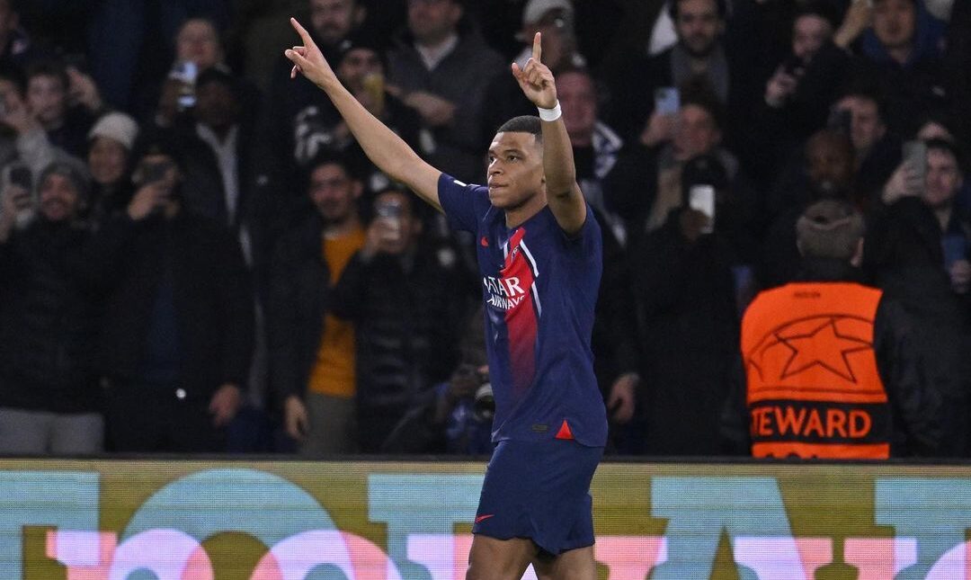 KYLIAN MBAPPÉ FESTEJA UN GOL CON EL PSG EN LA LIGUE 1