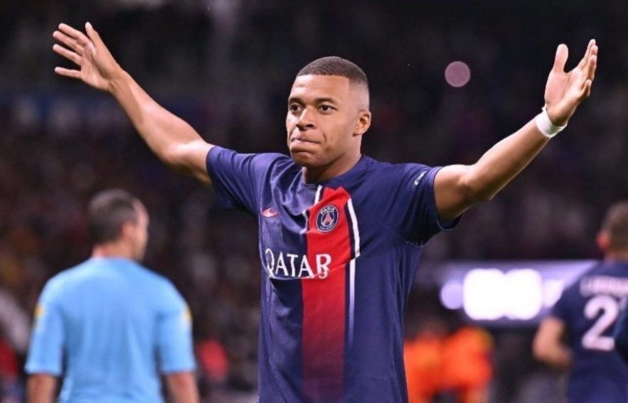 KYLIAN MBAPPÉ CELEBRA CON EL PSG