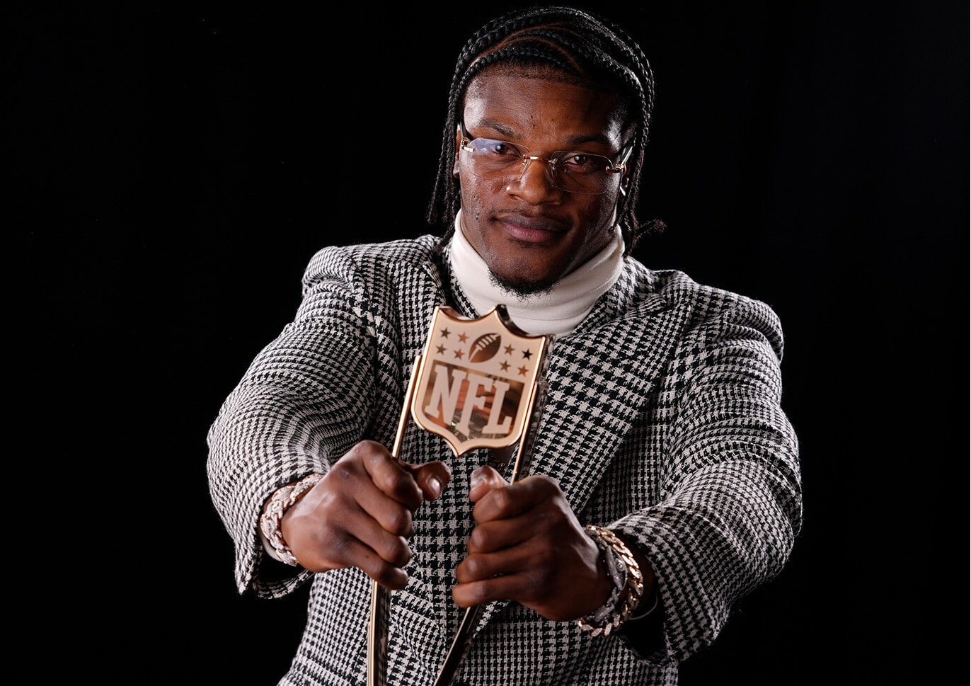 LAMAR JACKSON POSA CON EL PREMIO DE JUGADOR MÁS VALIOSO DE LA NFL