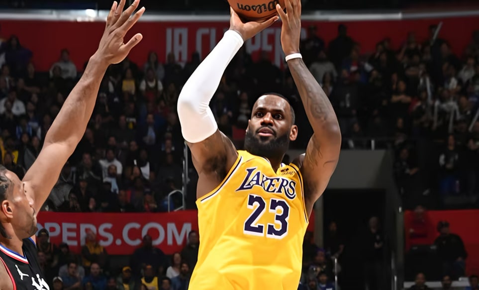 LEBRON JAMES REALIZA UN LANZAMIENTO SOBRE KAWHI LEONARD