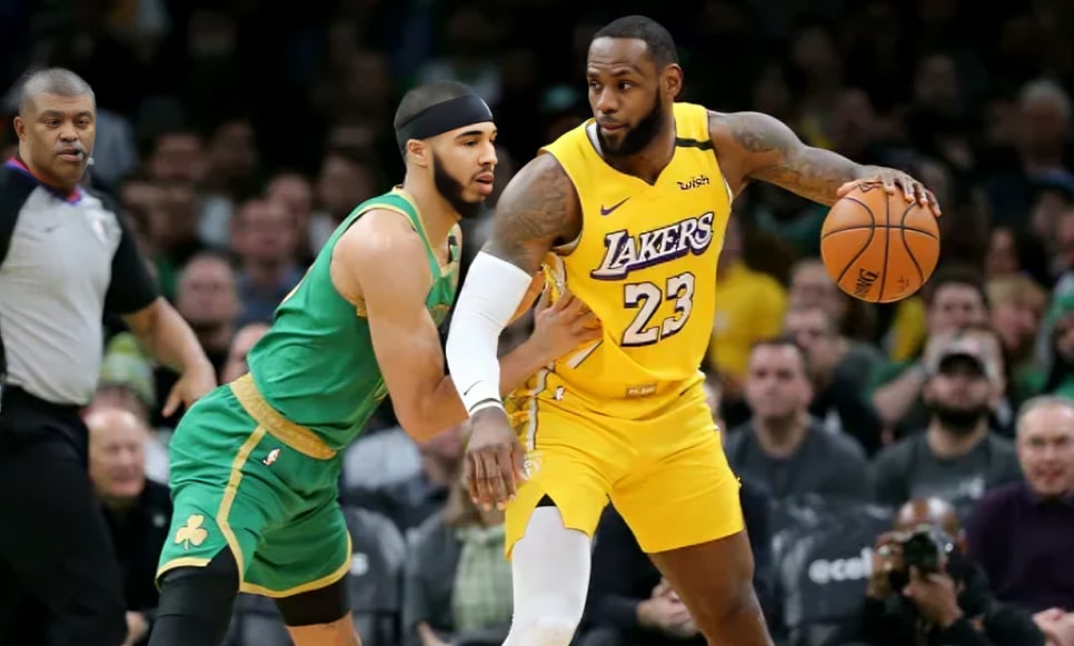 JAYSON TATUM DE CELTICS DEFENDIENDO A LEBRON JAMES DE LAKERS