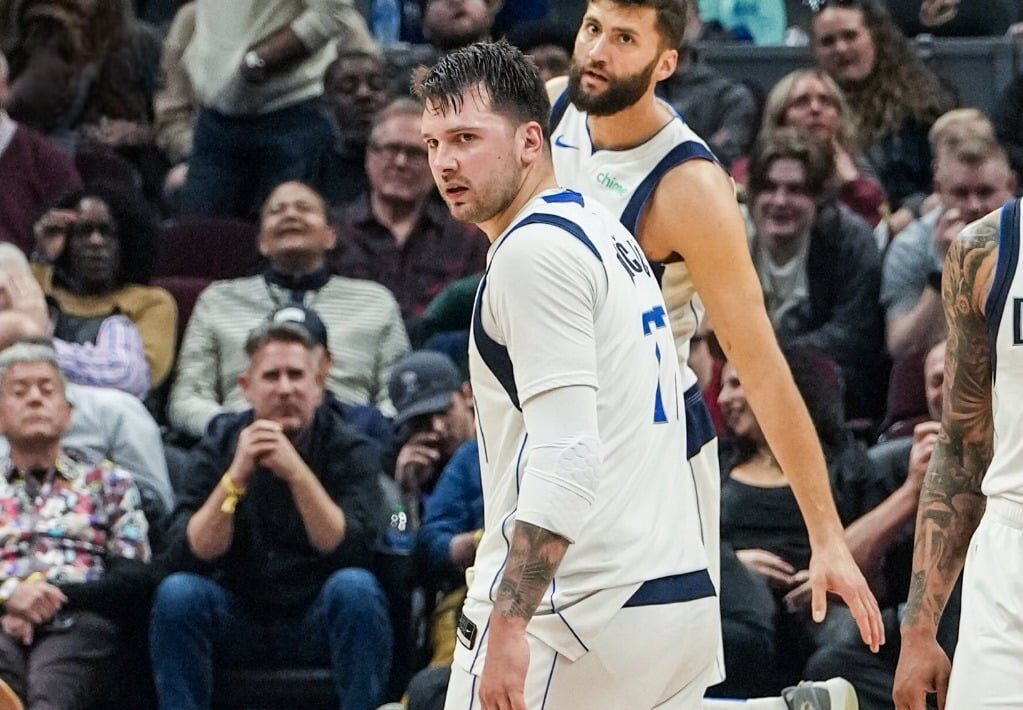 LUKA DONCIC DE LOS MAVERICKS DURANTE UN JUEGO EN LA NBA