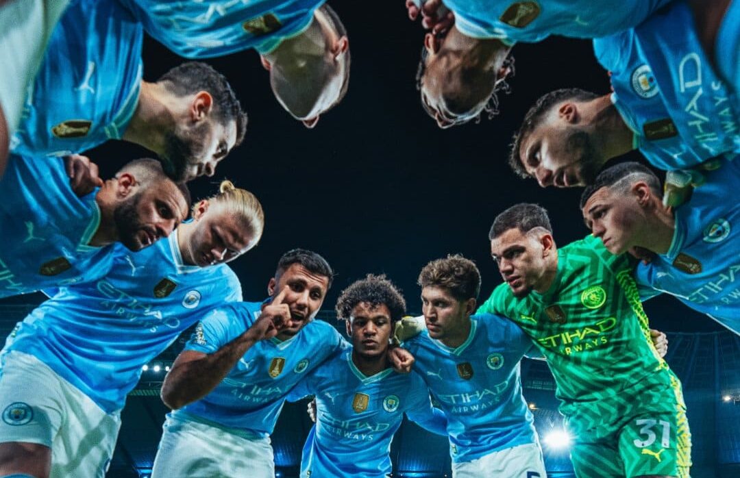 EL EQUIPO DEL MANCHESTER CITY ARMANDO EL PLAN DE JUEGO REUNIDOS EN UNA RUEDA