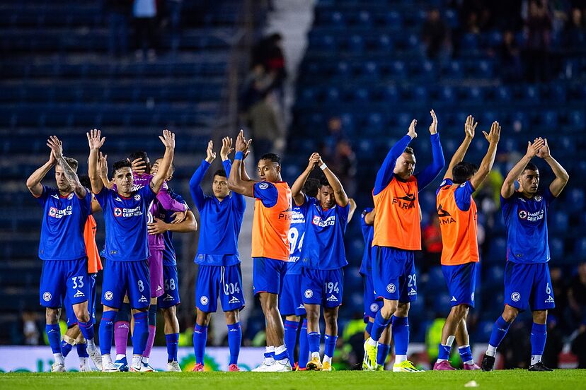 Jugadores de Cruz Azul saludan a los aficionados tras ganar en la fecha 7.