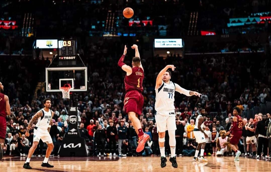 MAX STRUSS REALIZA EL TIRO DEL TRIUNFO PARA LOS CAVALIERS SOBRE LUKA DONCIC DE LOS MAVERICKS