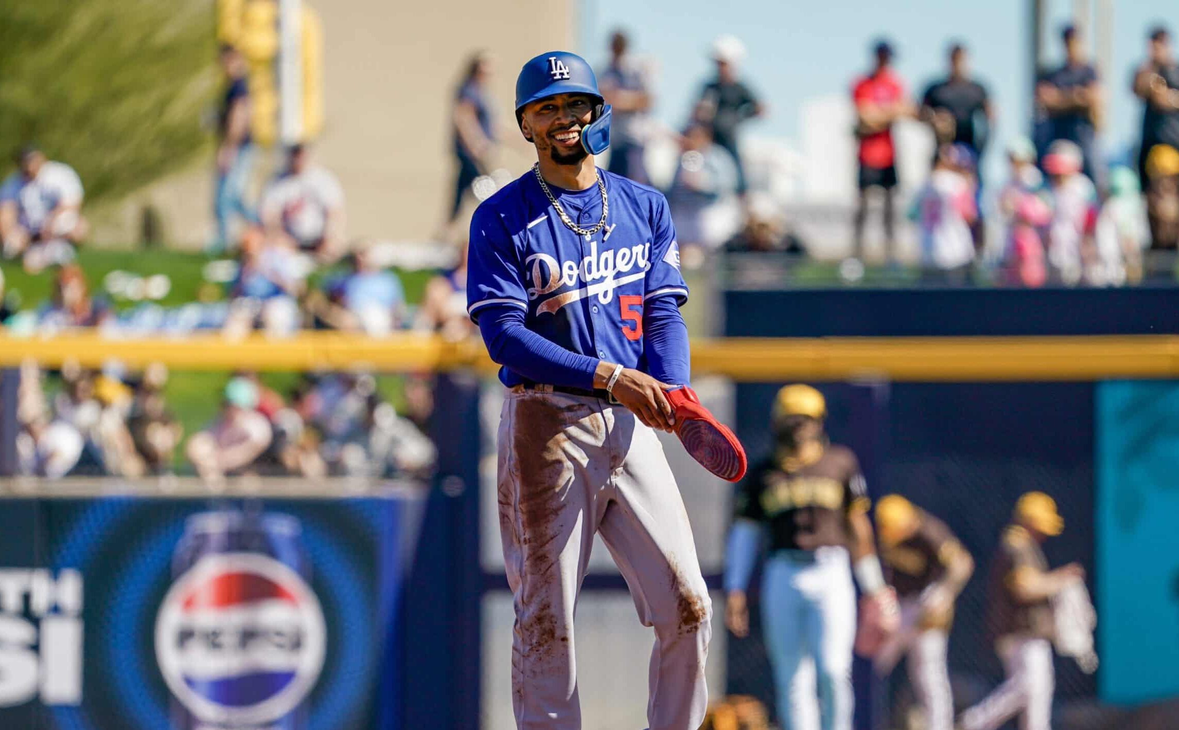 MOOKIE BETTS DE LOS DODGERS LUEGO DE PEGAR UN IMPARABLE ANTE LOS PADRES