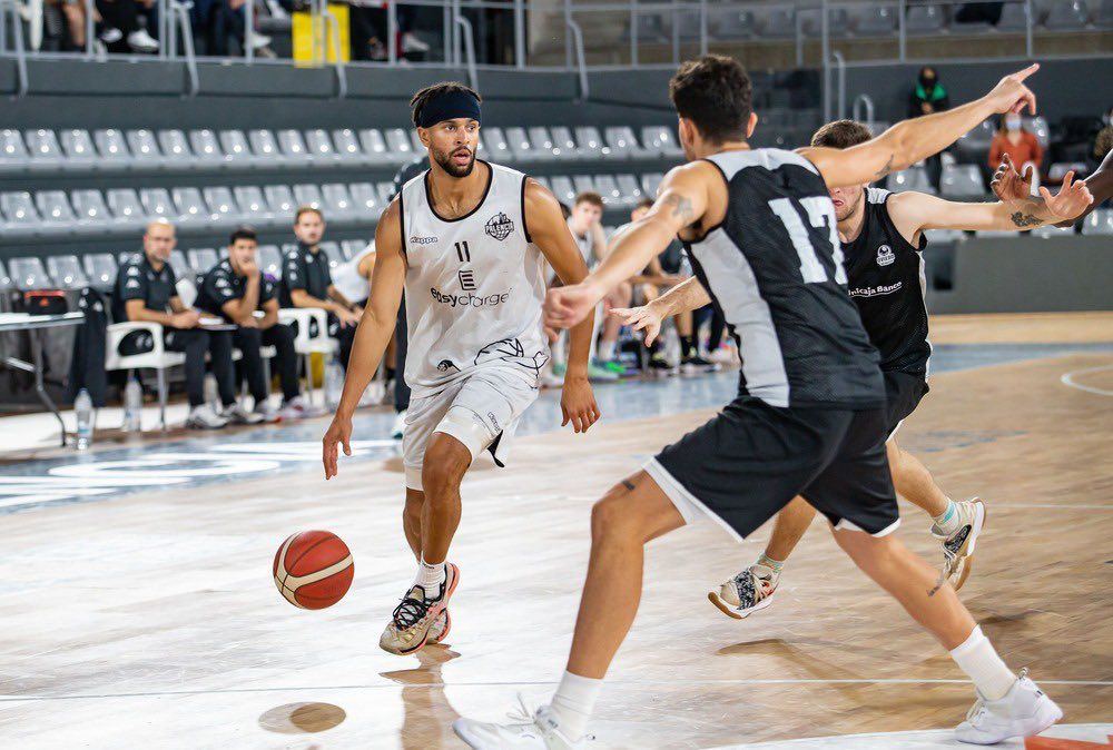 NOAH ALLEN BOTA EL BALÓN