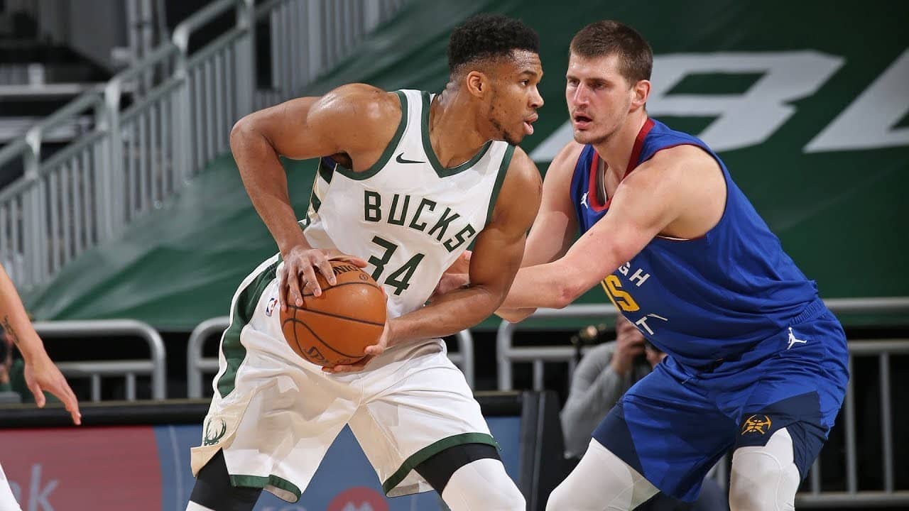 GIANNIS ANTETOKOUNMPO DE LOS BUCKS DEFENDIDO POR NIKOLA JOKIC DE LOS NUGGETS