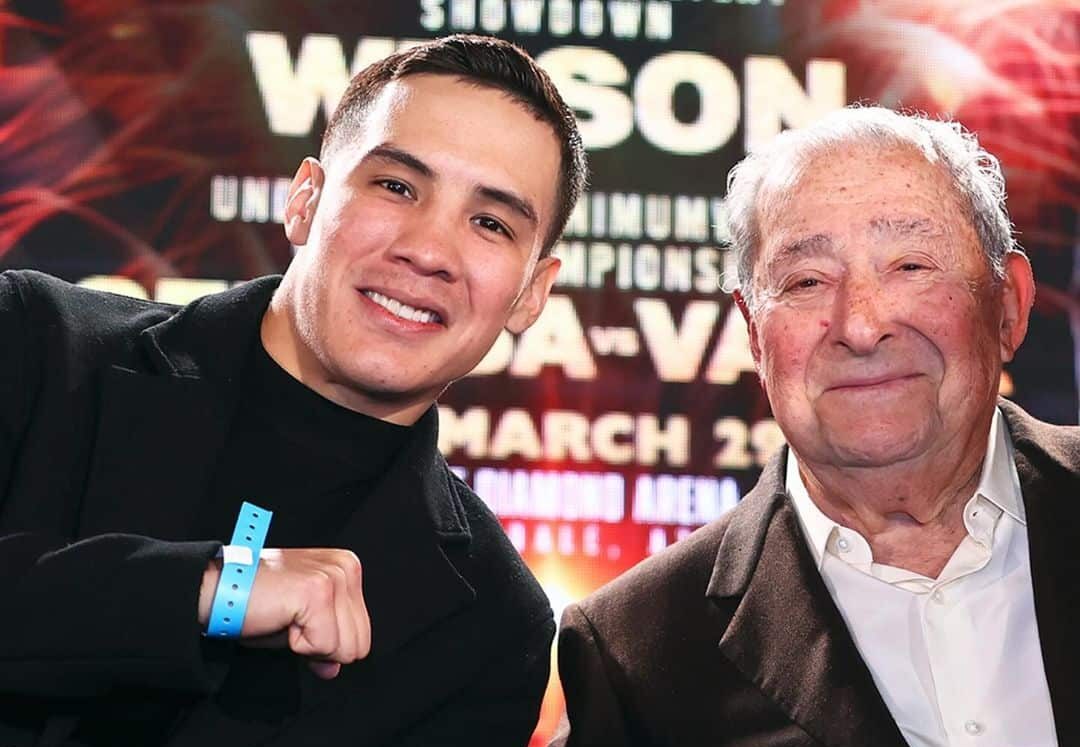 ÓSCAR VALDEZ POSA PARA LA FOTO CON BOB ARUM DE TOP RANK BOXING