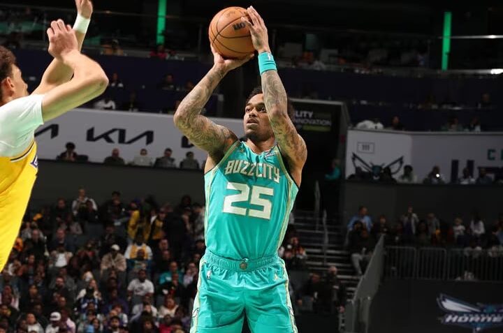 PJ WASHINGTON HACE UN TIRO CON LOS HORNETS EN LA NBA