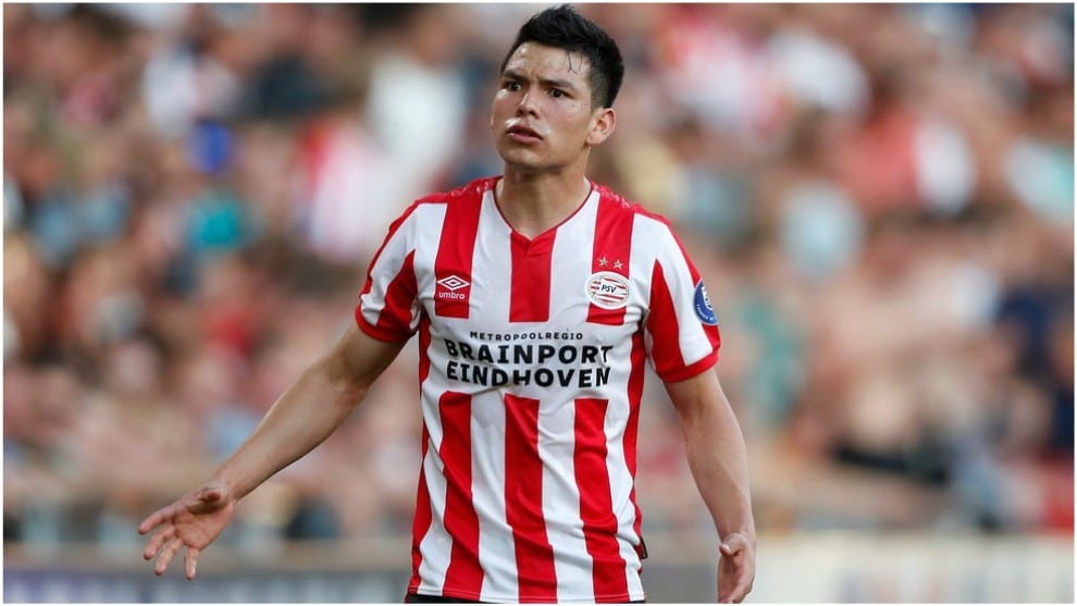 Hirving Lozano en partido con el PSG en la liga de Holanda.