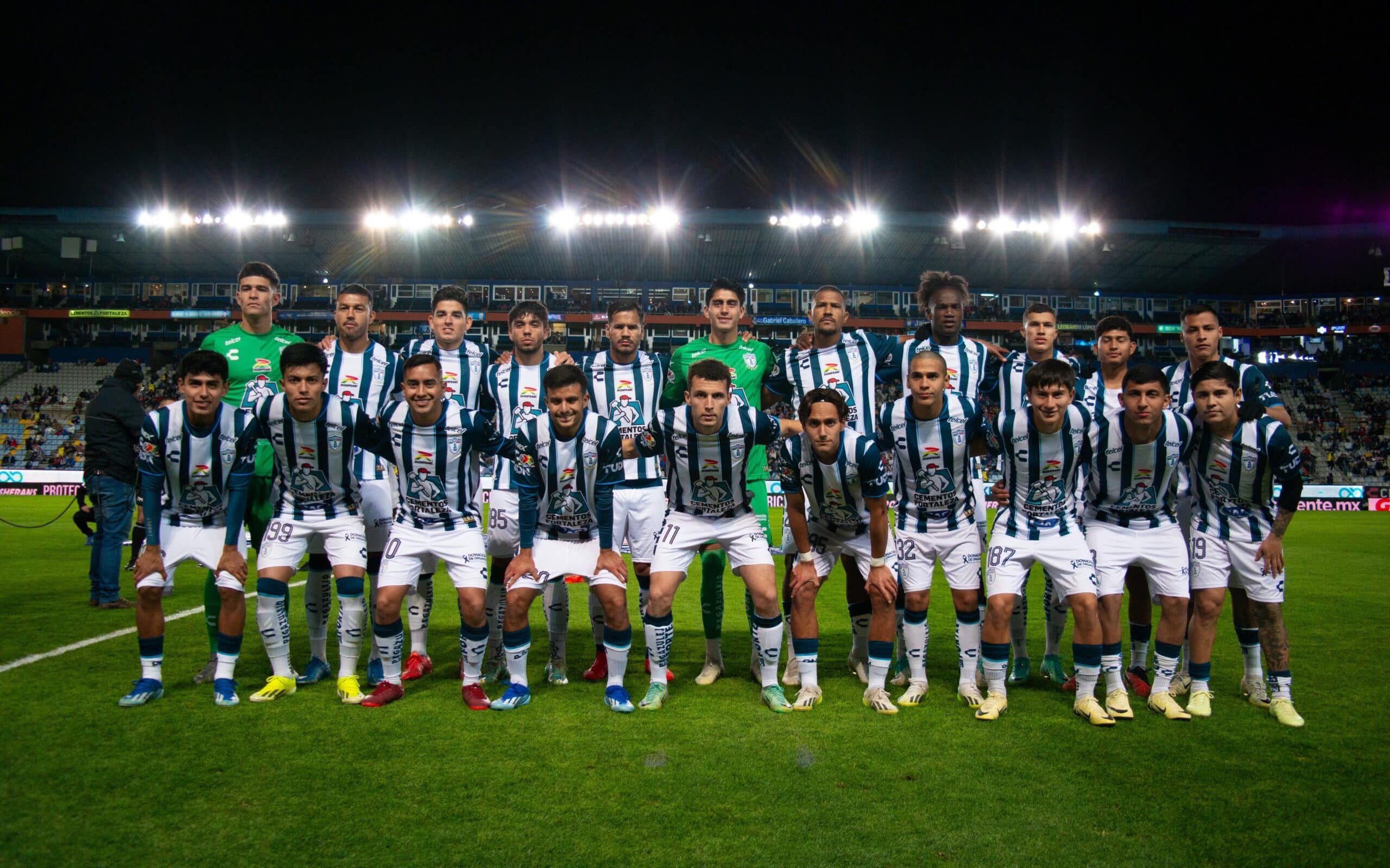 EL CLUB PACHUCA POSA PARA LA FOTO