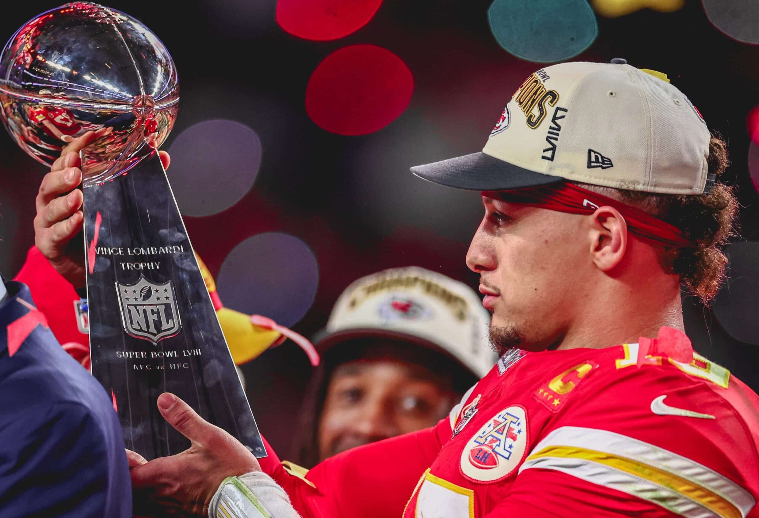 PATRICK MAHOMES DE LOS CHIEFS SOSTIENE EL TROFEO VINCE LOMBARDI DE CAMPEONES DEL SUPER BOWL