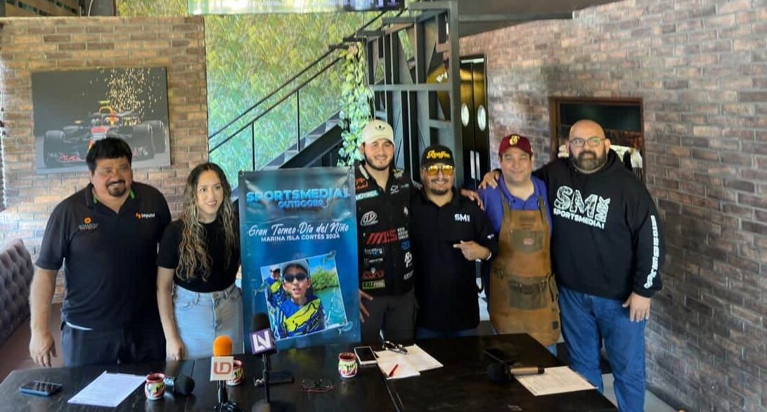 ORGANIZADORES DEL TORNEO POSAN PARA LA FOTO