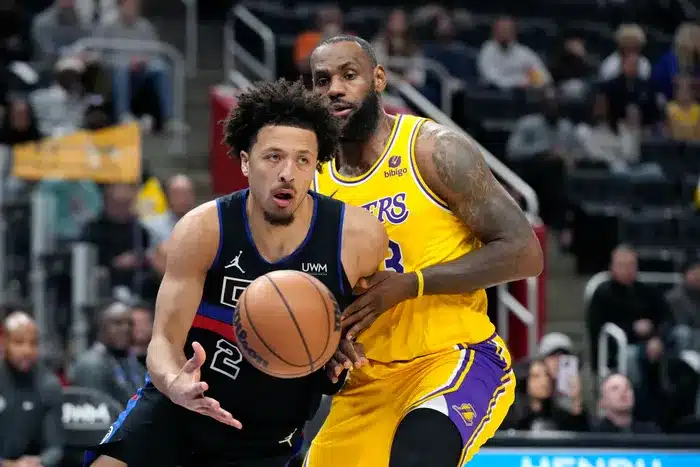 CADE CUNNINGHAM DE PISTONS DEFENDIDO POR LEBRON JAMES DE LOS LAKERS