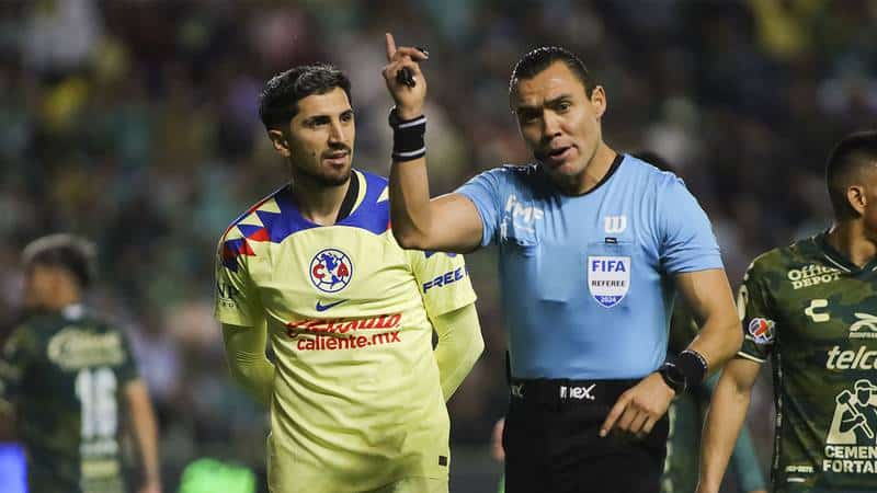 EL ARBITRO MARCA LA PENA MÁXIMA