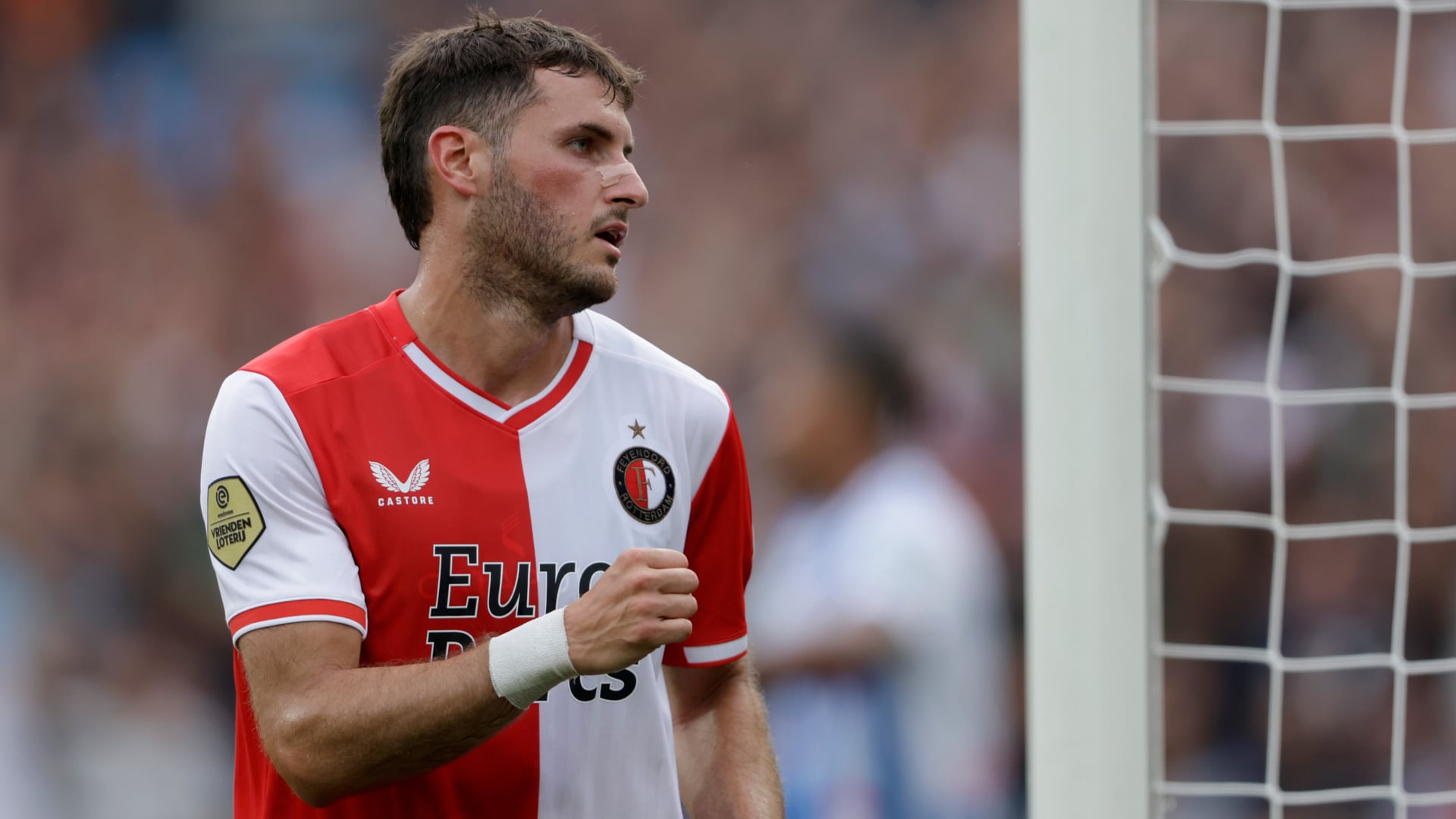 Santiago Giménez durante un partido de la Eredivisie con el Feyenoord.