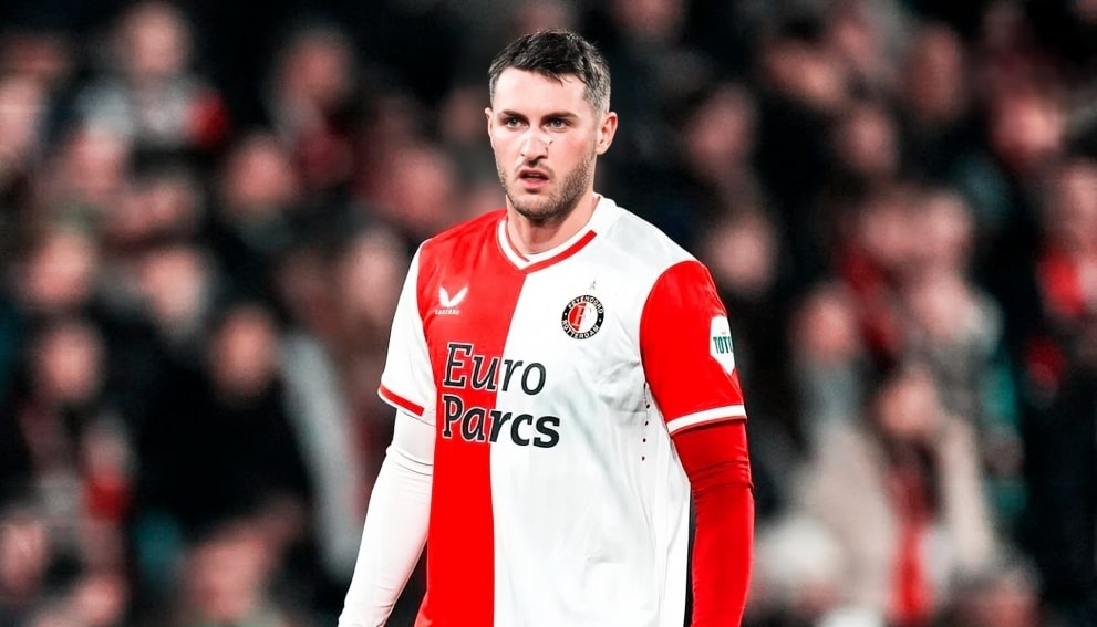 SANTIAGO GIMÉNEZ DURANTE UN JUEGO DEL FEYENOORD