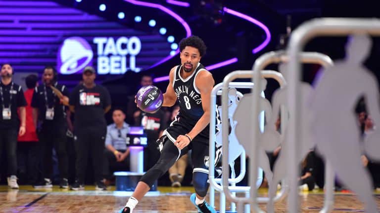 SPENCER DINWIDDIE DE LOS NETS DURANTE EL CONCURSO DE HABILIDADES