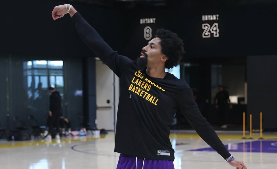 SPENCER DINWIDDIE REALIZA UN TIRO CON LOS LAKERS EN ENTRENAMIENTO