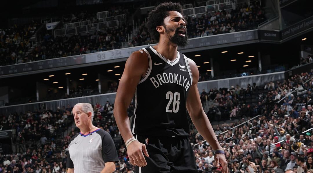 SPENCER DINWIDDIE CELEBRA UNA CANASTA CON LOS NETS EN LA NBA