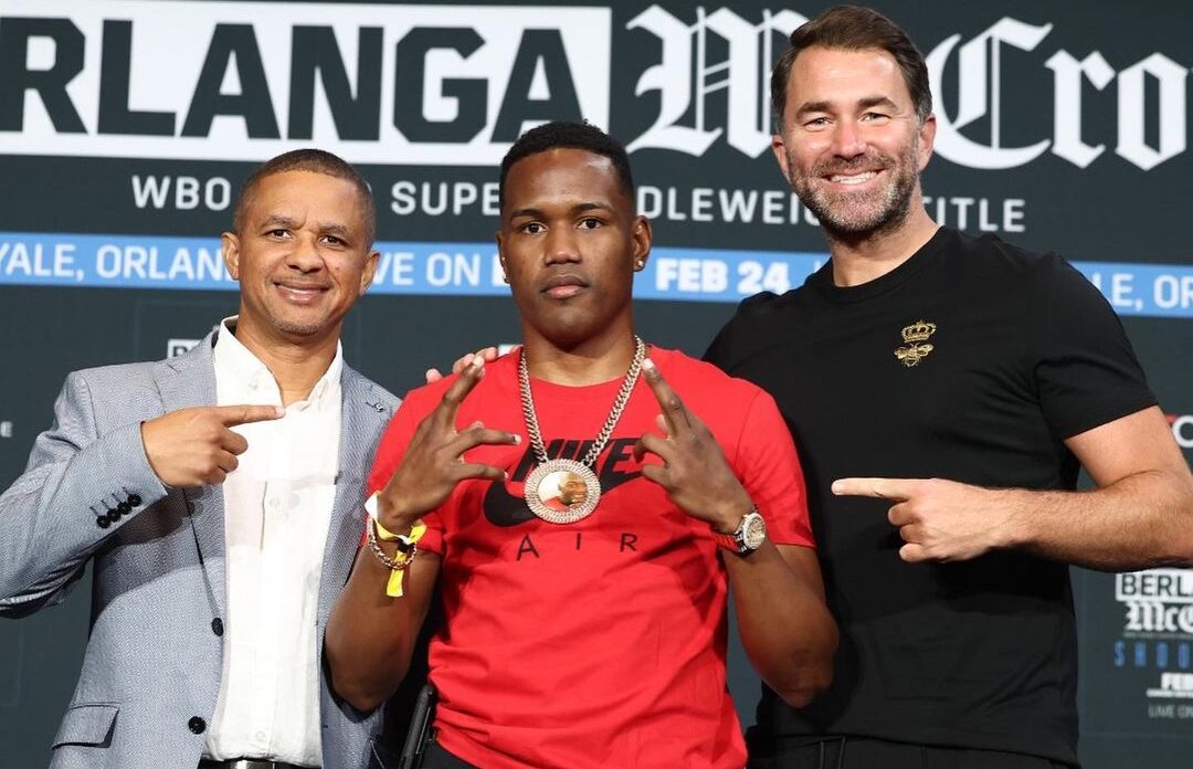 SUBRIEL MATÍAS POSA PARA LA FOTO CON EDDIE HEARN DE MATCHROOM