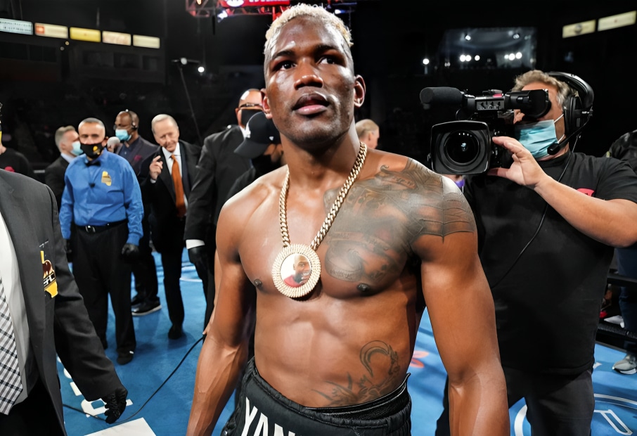 SUBRIEL MATÍAS LUEGO DE UN TRIUNFO EN UNA PELEA DE BOXEO