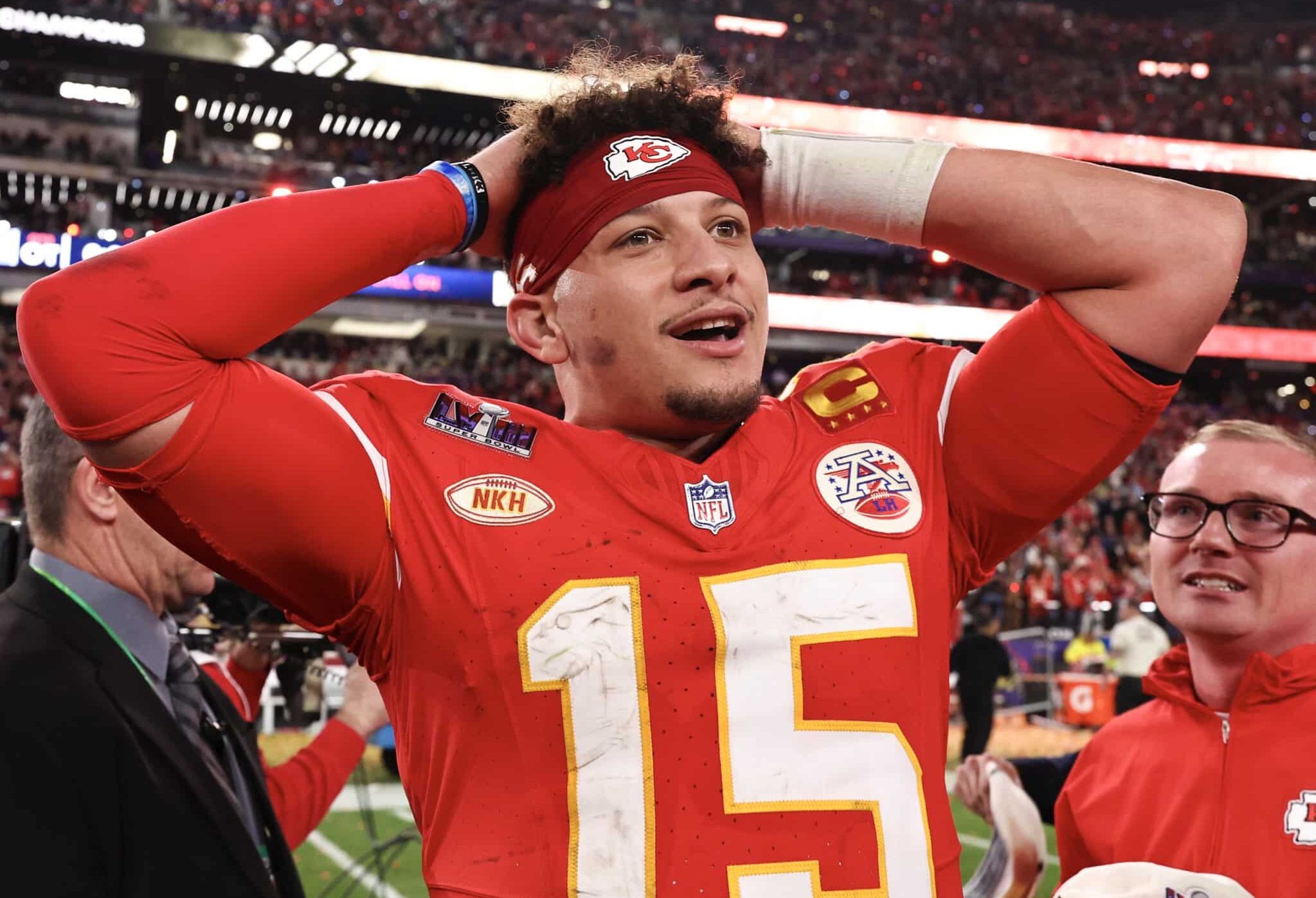 PATRICK MAHOMES CELEBRA CON LOS CHIEFS TRAS GANAR EL SUPER BOWL LLEVÁNDOSE LAS MANOS A LA CABEZA