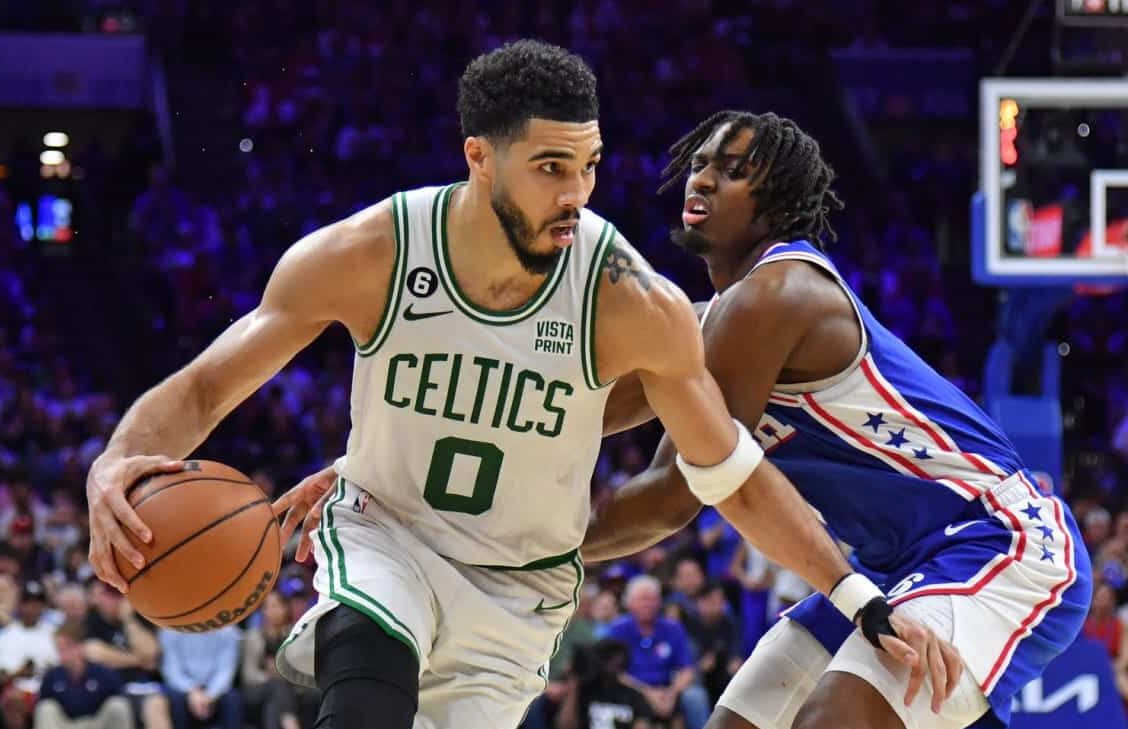 JAYSON TATUM DE CELTICS A LA IZQUIERDA, Y TYRESE MAXEY DE LOS SIXERS A LA DERECHA
