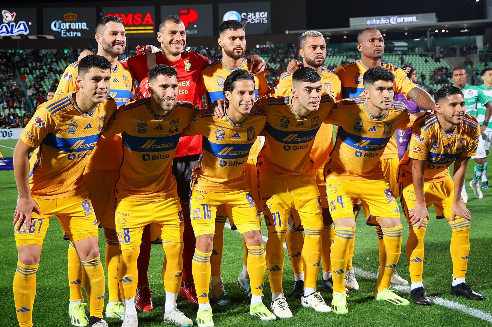 EL EQUIPO DE TIGRES POSA PARA LA FOTO