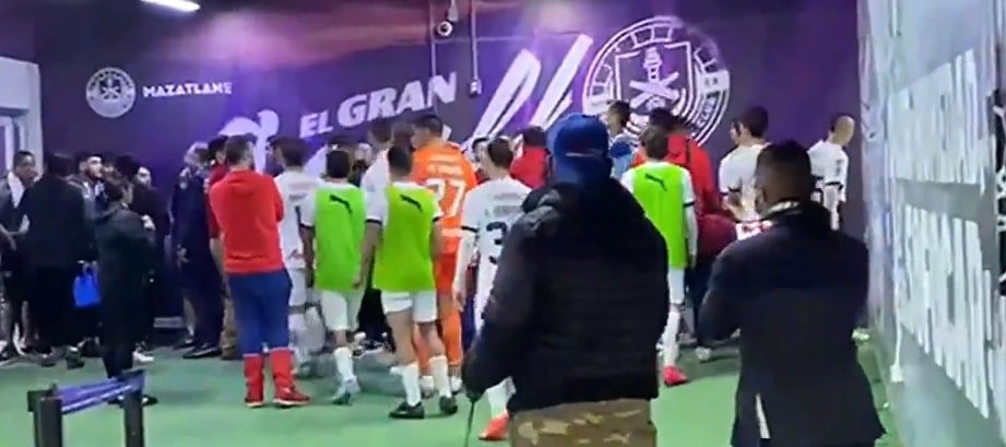 Jugadores de Mazatlán FC y Chivas se agarran a golpes.