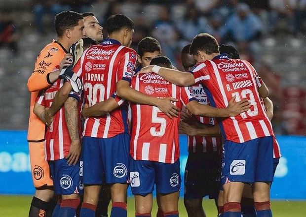 Jugadores de San Luis previo al inicio del partido ante Gallos Blalncos.