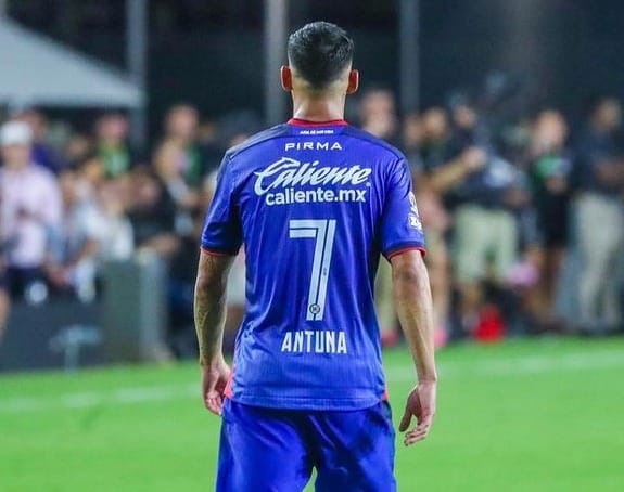 Uriel Antuna pide disculpas tras polémico posteó en sus redes.
