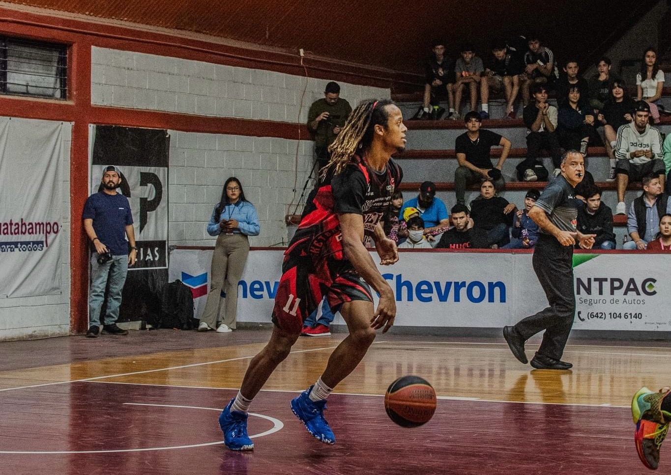 XAVIER ARMSTEAD MANEJA EL BALÓN PARA MINEROS DE COSALÁ EN LA LBP